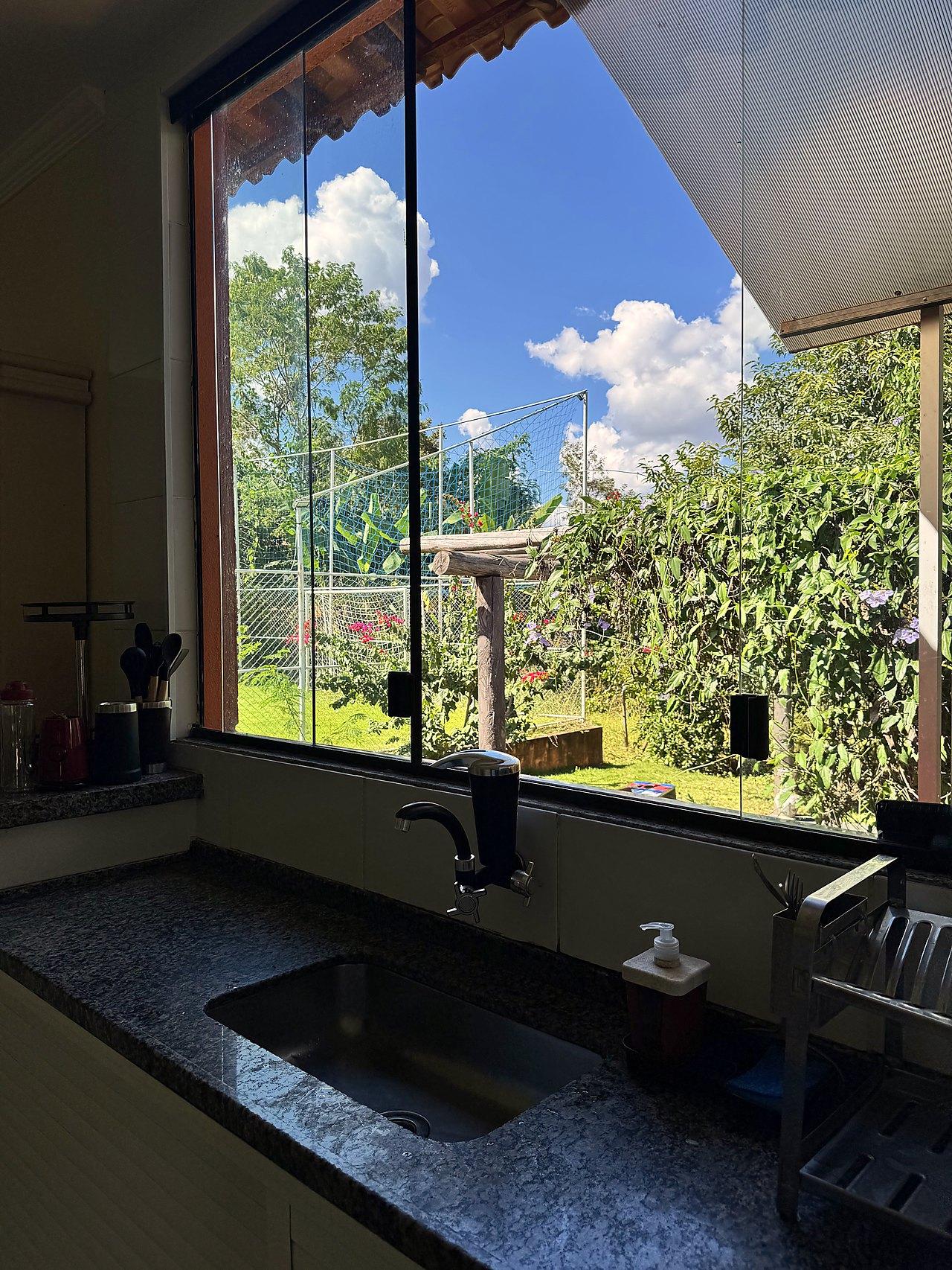 Cozinha com janela panorâmica para o jardim